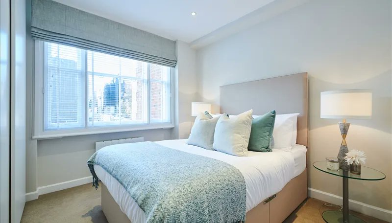 AmberandColtd's tweet photo. This first floor apartment is set over 761 sq ft and comprises two spacious double bedrooms (the master with an en-suite bathroom), one modern fitted bathroom, large reception room with rear facing views over Hay's Mews, modern fitted kitchen and ample storage space. https://t.co/OMsTsKFBlS