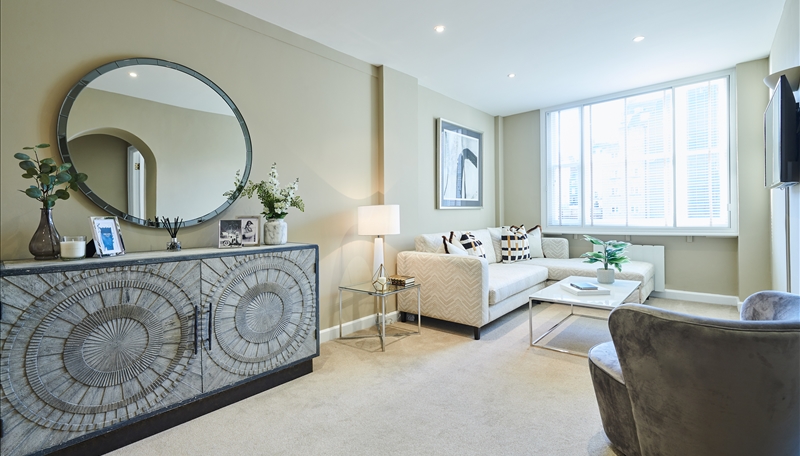 AmberandColtd's tweet photo. This first floor apartment is set over 761 sq ft and comprises two spacious double bedrooms (the master with an en-suite bathroom), one modern fitted bathroom, large reception room with rear facing views over Hay's Mews, modern fitted kitchen and ample storage space. https://t.co/OMsTsKFBlS