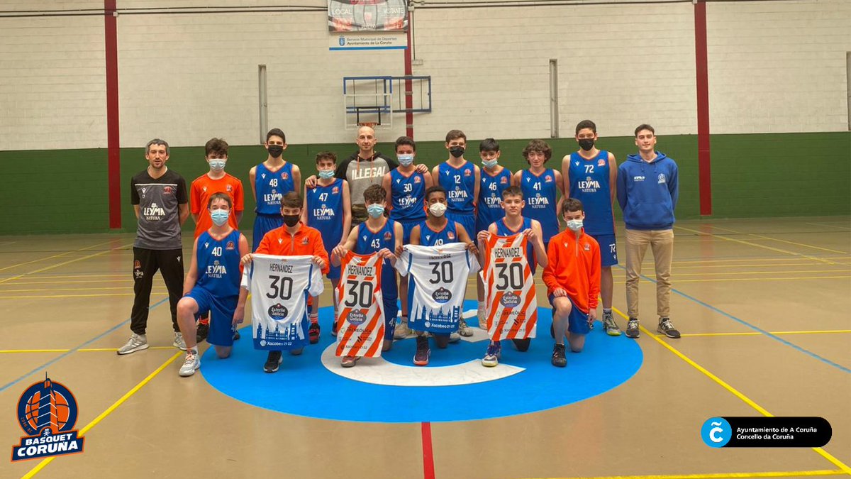 basquetcoruna's tweet photo. Os nosos cadetes de primeiro ano “Básquet Coruña U15” mostrando todo o ánimo a Álex Hernández, seu adestrador axudante e xogador do noso primeiro equipo “Leyma Basquet Coruña”! Toda a forza dende as nosas categorías base, Álex!! 💪🏼🧡 https://t.co/yl36jw3izQ