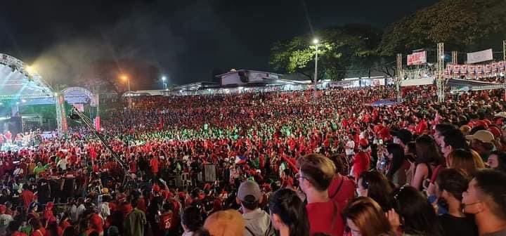 Ellie2947's tweet photo. DAGAT-DAGATANG PULA SA MARIKINA 😳

This is a clear night crowd. No baloons, No placards and no sibuyas! Feel free to zoom in &amp; out. 
Marikina UniTeam BBM-SARA supporters❤️💚🇵🇭 https://t.co/QtIJ27olSk