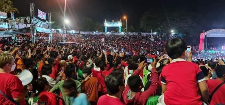 Ellie2947's tweet photo. DAGAT-DAGATANG PULA SA MARIKINA 😳

This is a clear night crowd. No baloons, No placards and no sibuyas! Feel free to zoom in &amp; out. 
Marikina UniTeam BBM-SARA supporters❤️💚🇵🇭 https://t.co/QtIJ27olSk