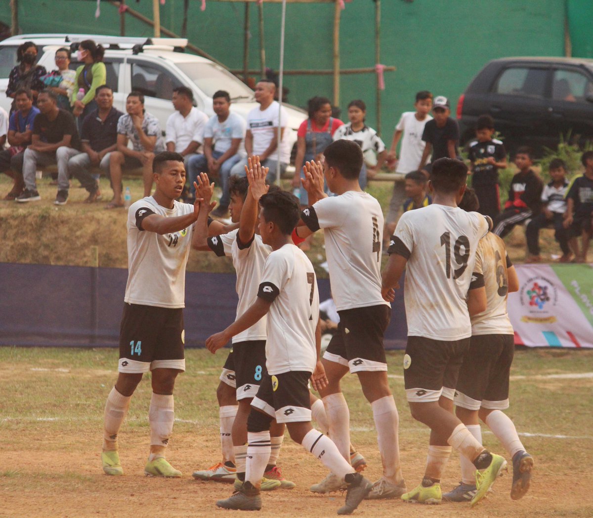 lajongfc's tweet photo. LAJONG DEFEATED Everest FC Nongjri 2-0 in The Open To All Knockout Football Tournament organized by the Seng Samla Umsning Proper -A.
Goals came from:
Tremiki - 82' | Shemchaphrang - 90'
#knockoutfootball #football #LajongFC #EverestFCNongjri #Umsning #meghalaya https://t.co/PQOjK5iE1b