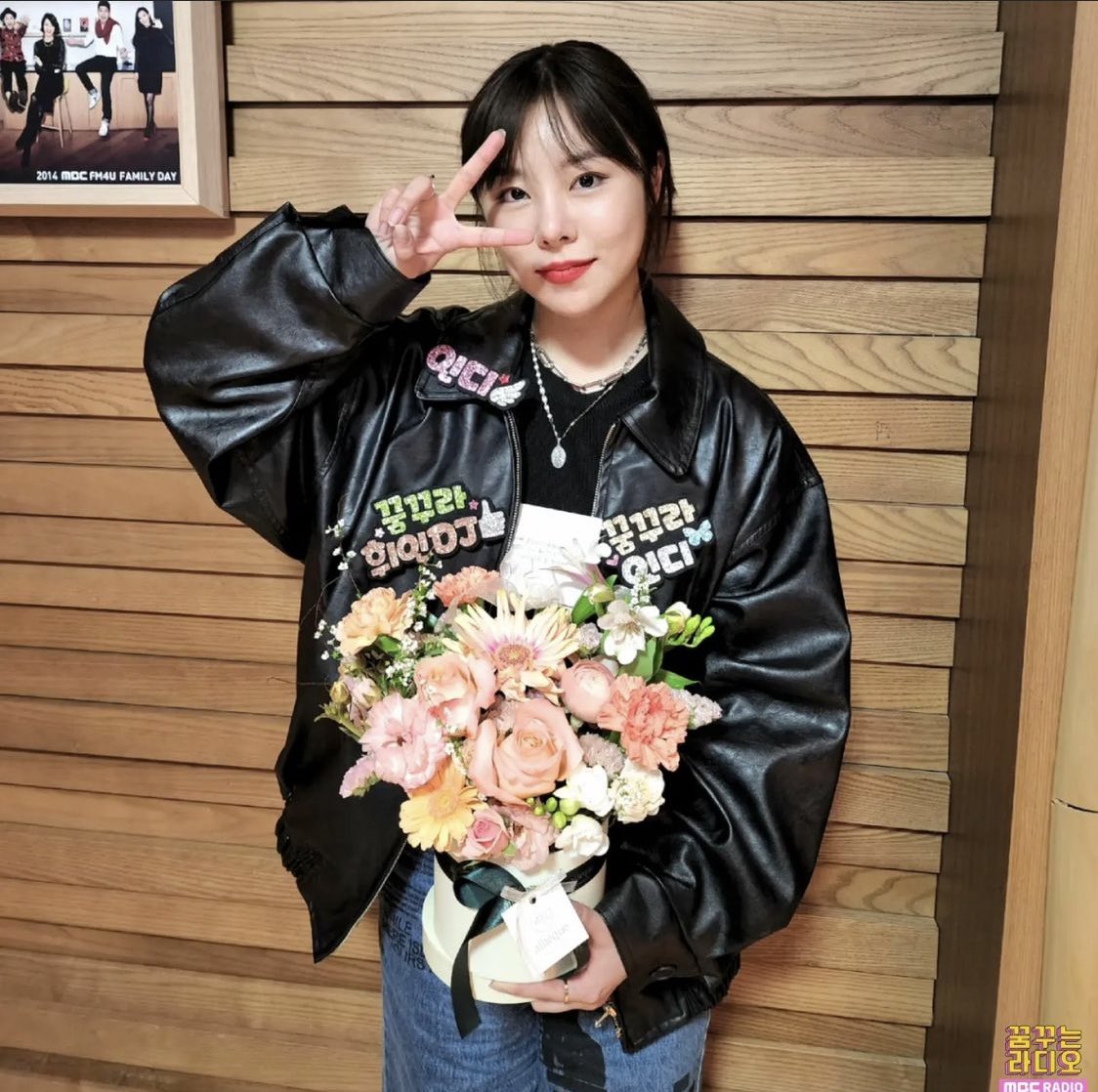 wheein_universe's tweet photo. [📸] dreamradio_mbc

#WheeinInD #SelfieMasterInD

“Thanks to your sweet voice, I’ll sleep tight tonight 😘 Let’s make a reservation for sweet dreams tonight while looking at InD’s photos 💛🤍 Good night!
See you tom at 8PM💕”

🔗 https://t.co/e9t9zpIqqC

#WHEEIN #휘인 https://t.co/0dptWYOEsk