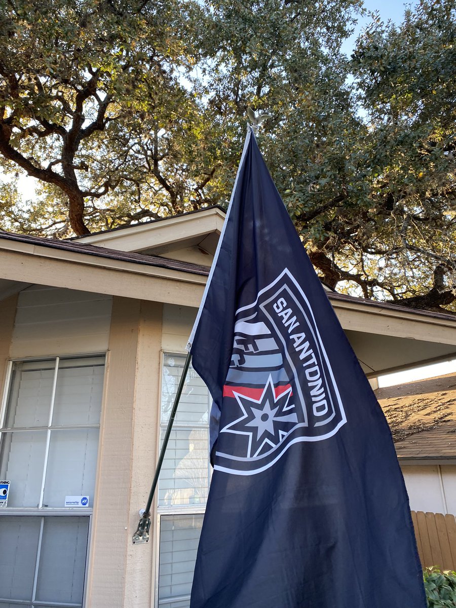 R0yceTheV0ice's tweet photo. It’s a @SanAntonioFC game day! Let’s see those #FlagsUp! #SAFCFlagsUp #Defend210 #VivaSAFC #LosGatosBlancos https://t.co/ra2kVmR9ch