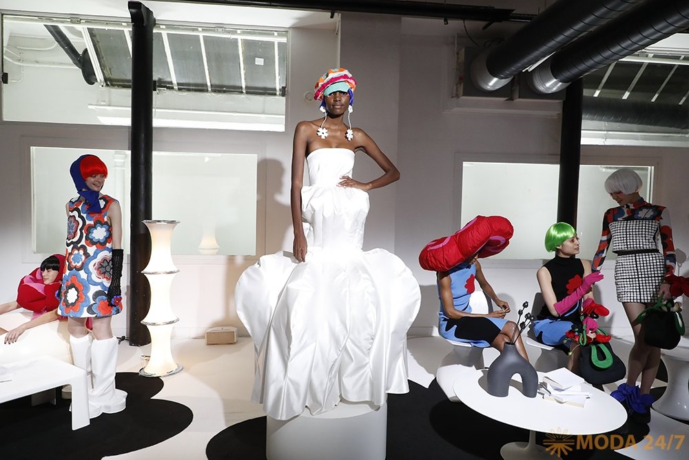 moda247's tweet photo. Гонконгский проект Hong Kong Fashion Guerilla (HKFG) существует с 2013 года, и уже 3 сезона на Парижских неделях моды (Paris Fashion Week FW-2022/23). #HongKongFashionGuerilla #ParisFashionWeek #HKFG #FW2022 #PFW #FashionFarmFoundation #мода247 https://t.co/IEtZTchMPn https://t.co/8myTpMmQ8r