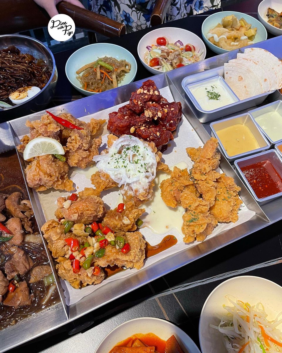 โอยยยยย บุฟเฟ่ต์เกาหลีที่คุ้มสุด ณ ขณะนี้แล้วววววว คนละ 279บ แถมมีโปรมา 4 จ่าย 3 บ้าบอมาก ถาด 1 เมตรเติมได้เรื่อยๆ เครื่องเคียงรอบจานแบบโอเด้ง ต๊อก จับแชก็เติมได้ไม่อั้นเหมือนกัน มีแค่สั่งจาจัง บีบิมบับ ไข่ตุ๋น และซุปกิมจิเพิ่ม ยังไงก็คุ้มมากกกกกกก พิกัด the dak ทองหล่อ <a href="/aroii/">@aroii บอกต่อ</a>