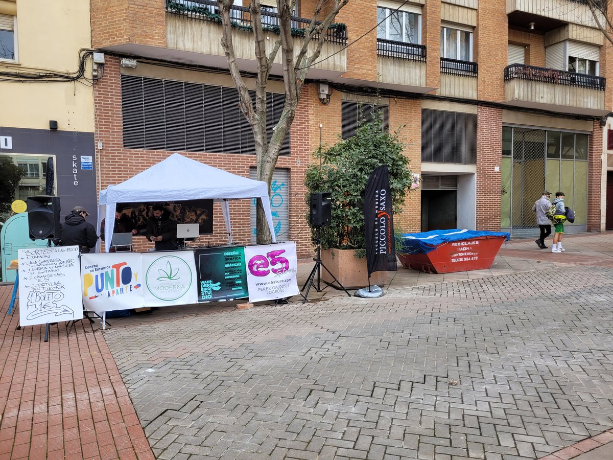 Adrimira's tweet photo. Música y arte en directo en Ciriaco Garrido (en el antiguo colegio San José) en la segunda edición Walls&Beats con la asociacion de comerciantes y hosteleros de #Las100Tiendas, #HyperColors y #TakeItEasyRecords' ¡Aún hay tiempo de pasarse hasta las 20:00! #ValeLaPena #Logroño https://t.co/h22Xu5AGHA