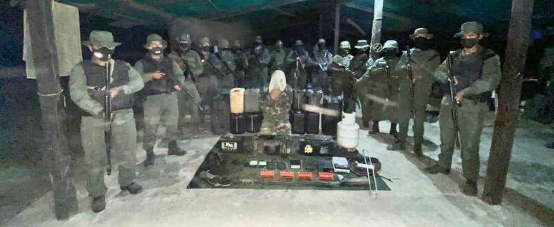 La FANB reduce y captura a TANCOL  con material de interés criminal como explosivos, uniformes, municiones, armas, radios y otros, en su teléfono indican blancos a destruir dentro del territorio nacional! FANB ejerce la Defensa Militar en la operación Escudo Bolivariano.