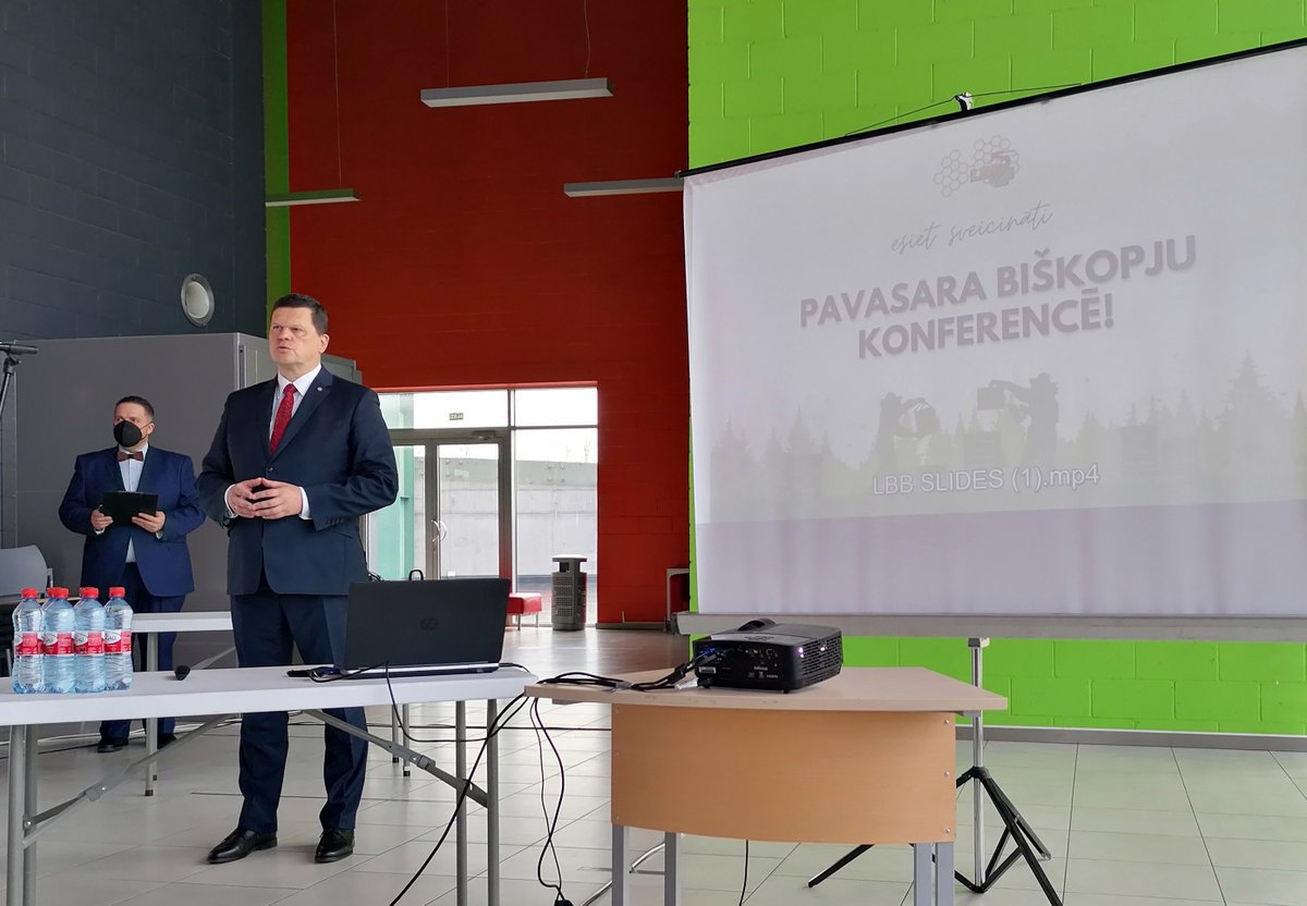 KasparsGerhards's tweet photo. Biškopju pavasara konferencē pārrunājām nozares izaicinājumus. Viens no tiem–zaudējumu segšana, ja medū konstatētas pesticīdu atliekvielas, bet nav konstatēti AAL lietošanas pārkāpumi. Te risinājums varētu būt vienota apdrošināšanas sistēma. Strādāsim kopā, lai tādu izveidotu. https://t.co/UGg4umpLzl