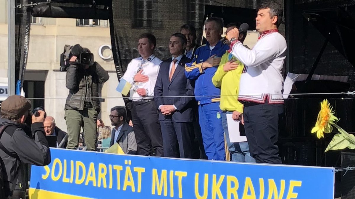 Manifestation de soutien à l’Ukraine sur la place fédérale avec <a href="/ignaziocassis/">Ignazio Cassis</a>. On attend le président ukrainien Zelensky en direct sur écran geant. <a href="/RTSinfo/">RTS Info (compte archivé)</a>