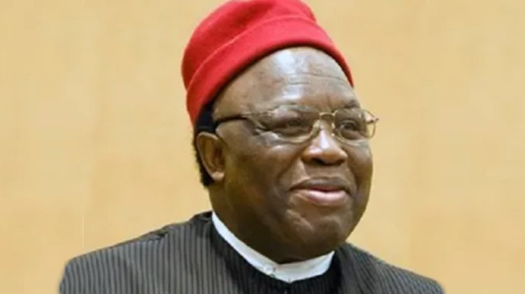 SaharaReporters's tweet photo. BREAKING: Armed Men Set Ablaze Residence Of Ohanaeze Ndigbo Leader, Obiozor | Sahara Reporters https://t.co/B74ILjg4YX https://t.co/Uy6lKvMwVP