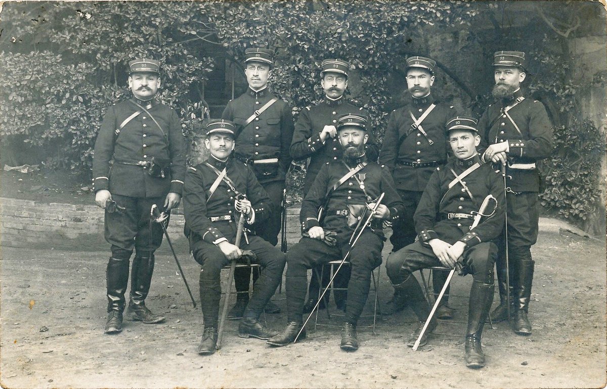 Le_Chtimiste's tweet photo. 2 photos d'officiers et sous off. du 93e régiment d'infanterie - on retrouve quelques personnages sur les 2 clichés . Merci à Robert - Rien au dos- https://t.co/KpJrRbsZFF   #93eRI https://t.co/jpYd9grL1V