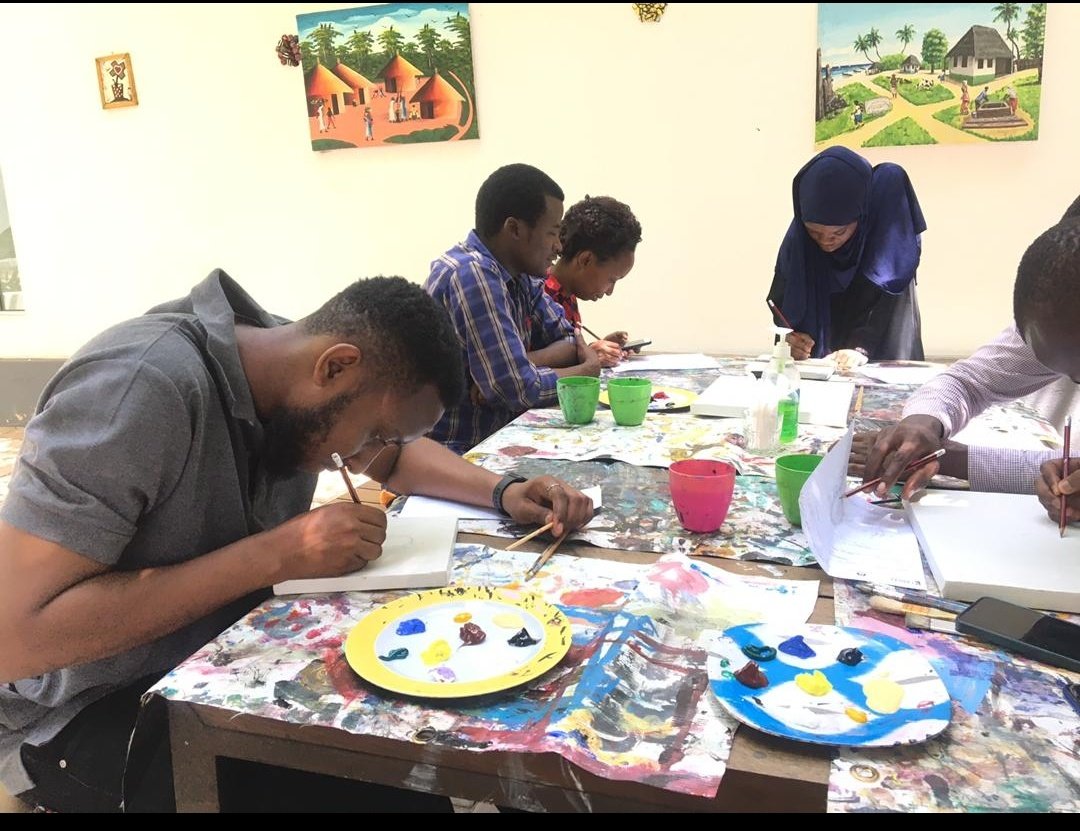 officielsalome's tweet photo. Yanayojiri @thedrumtz oysterbay kwenye Climate Art Cafe, mabadiliko ya tabia nchi kwenye michoro.
Canvas ni nyingi na zinatolewa bure, karibuni.
#learnwithart #climateartcafetz https://t.co/jFvywJoZBu