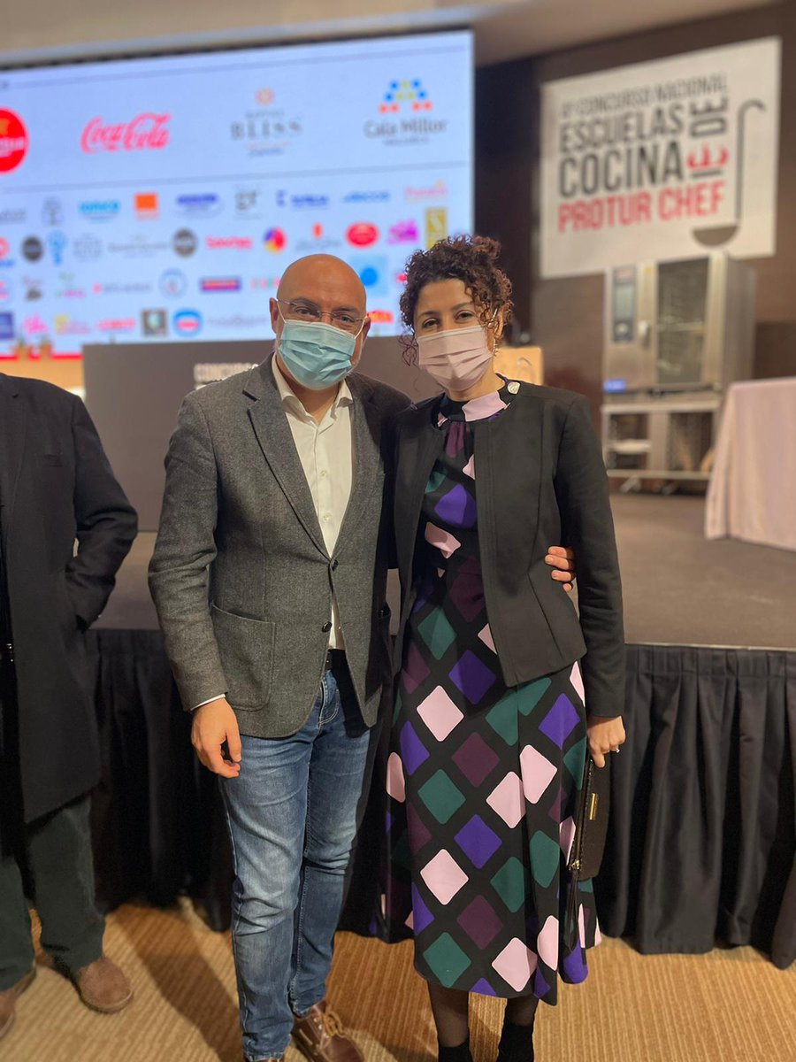 psoesonservera's tweet photo. 🔴👨🍳 Todo nuestro apoyo al 4° Concurso Nacional de Escuelas de Cocina #ProturChef22
Nuestra compañera y alcaldesa de Son Servera @ntroyaisern asistió ayer a la jornada inaugural.
Hoy y mañana podéis visitar el mercado gastronómico con lo mejor de nuestra cocina. https://t.co/YFkrRxATfH