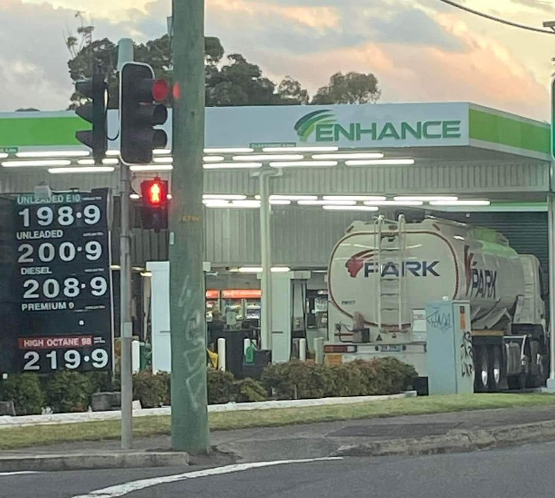 Elise43881736's tweet photo. Even the petrol truck is shocked by the price of fuel! https://t.co/r1Qz1dF3Ki