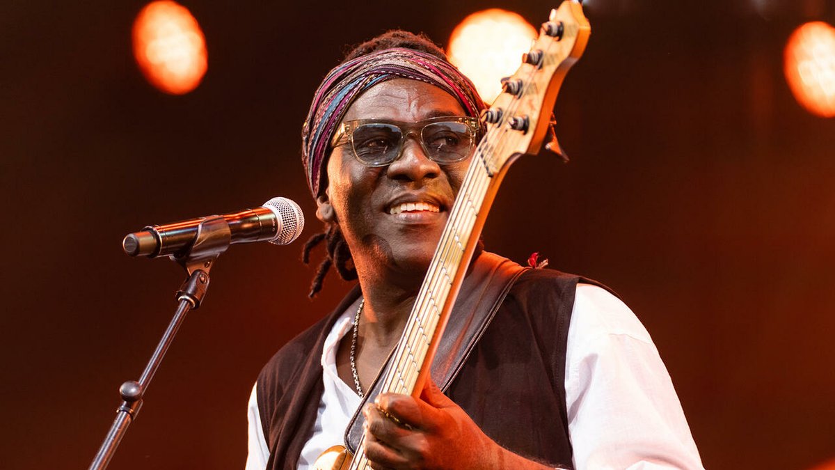 RFI's tweet photo. Le bassiste Richard Bona, naturalisé américain, déchire son passeport camerounais https://t.co/r4TfZ83jwn https://t.co/6ROZJRQbcu