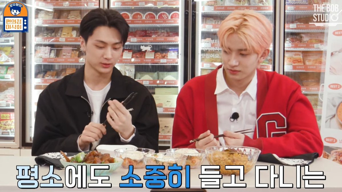 นี่ใช่มั้ยตะเกียบที่คุณแม่น้องนิกิให้เป็นของขวัญเมมเบอร์ทุกคน พกกันไปทุกที่จริงด้วยน่ารักจัง 🥺🤍