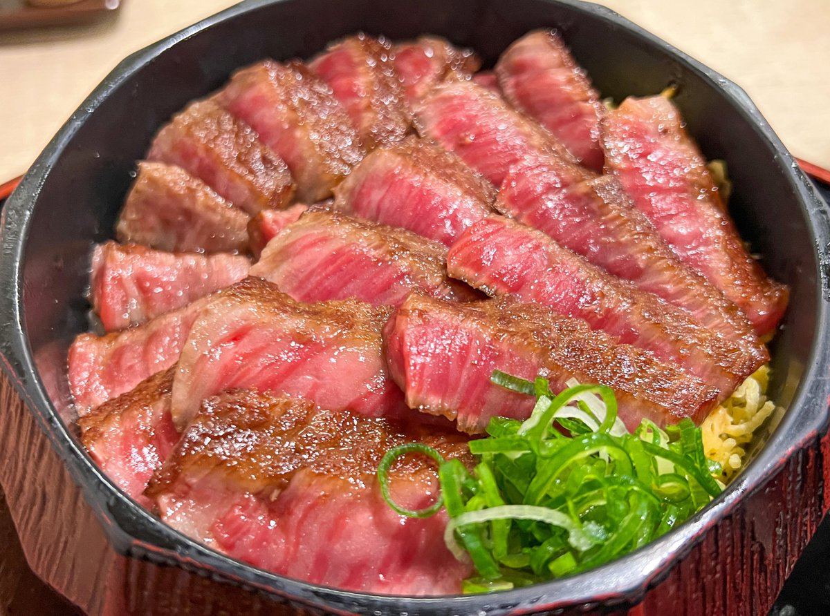 唯一無二の絶品グルメ むにぐるめ 肉まぶし専門店 稀 京都 祇園四条駅から徒歩6分 黒毛和牛レアステーキを敷き詰めた 肉まぶし を食べられるお店 脂乗りの良い柔らかなお肉は旨味抜群 途中から出汁をかけることでひつまぶし風に楽しめる贅沢な
