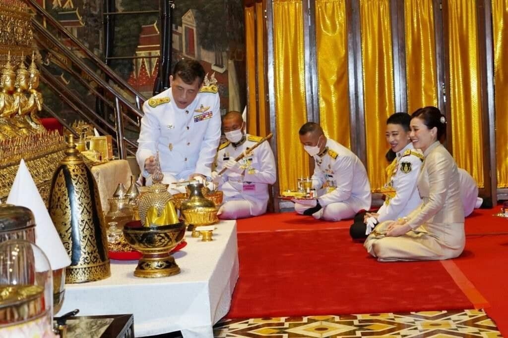 ในหลวง พระราชินี เสด็จฯ ทรงเปลี่ยนเครื่องทรงสำหรับฤดูร้อน พระแก้วมรกต

พระบาทสมเด็จพระเจ้าอยู่หัว และสมเด็จพระนางเจ้าฯ พระบรมราชินี เสด็จฯ ไปยังวัดพระศรีรัตนศาสดาราม ในพระบรมมหาราชวัง
