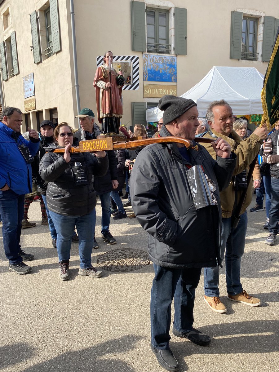 F3Bourgogne's tweet photo. La procession de la Saint-Vincent Tournante 🍇 se termine dans les rues de Puligny-Montrachet #vin #bourgogne #saintvincenttournante #pulignymontrachet #corpeau #blagny #vigneron @CotedorTourisme @VinsdeBourgogne @LPVien https://t.co/RxE5qyZjUq