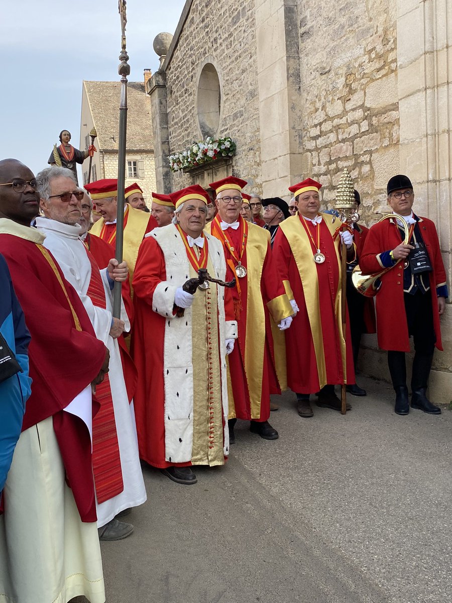 F3Bourgogne's tweet photo. La procession de la Saint-Vincent Tournante 🍇 se termine dans les rues de Puligny-Montrachet #vin #bourgogne #saintvincenttournante #pulignymontrachet #corpeau #blagny #vigneron @CotedorTourisme @VinsdeBourgogne @LPVien https://t.co/RxE5qyZjUq