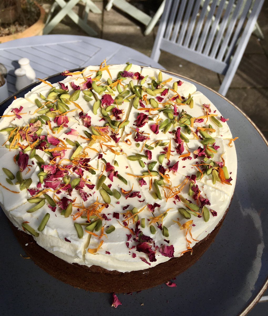 EarshamStCafe's tweet photo. Happy Sunny Saturday π
Just one of the cakes on the counter today and of course there are breakfasts 10am-noon then lunch noon-3pm. See you in a bit
#breakfast #yummycake #freshscones #baking #homemadefood #bungay #cafelife #coveredgarden #dogfriendly #lunch #suffolk #norfolk https://t.co/5QZ8UjrVRx