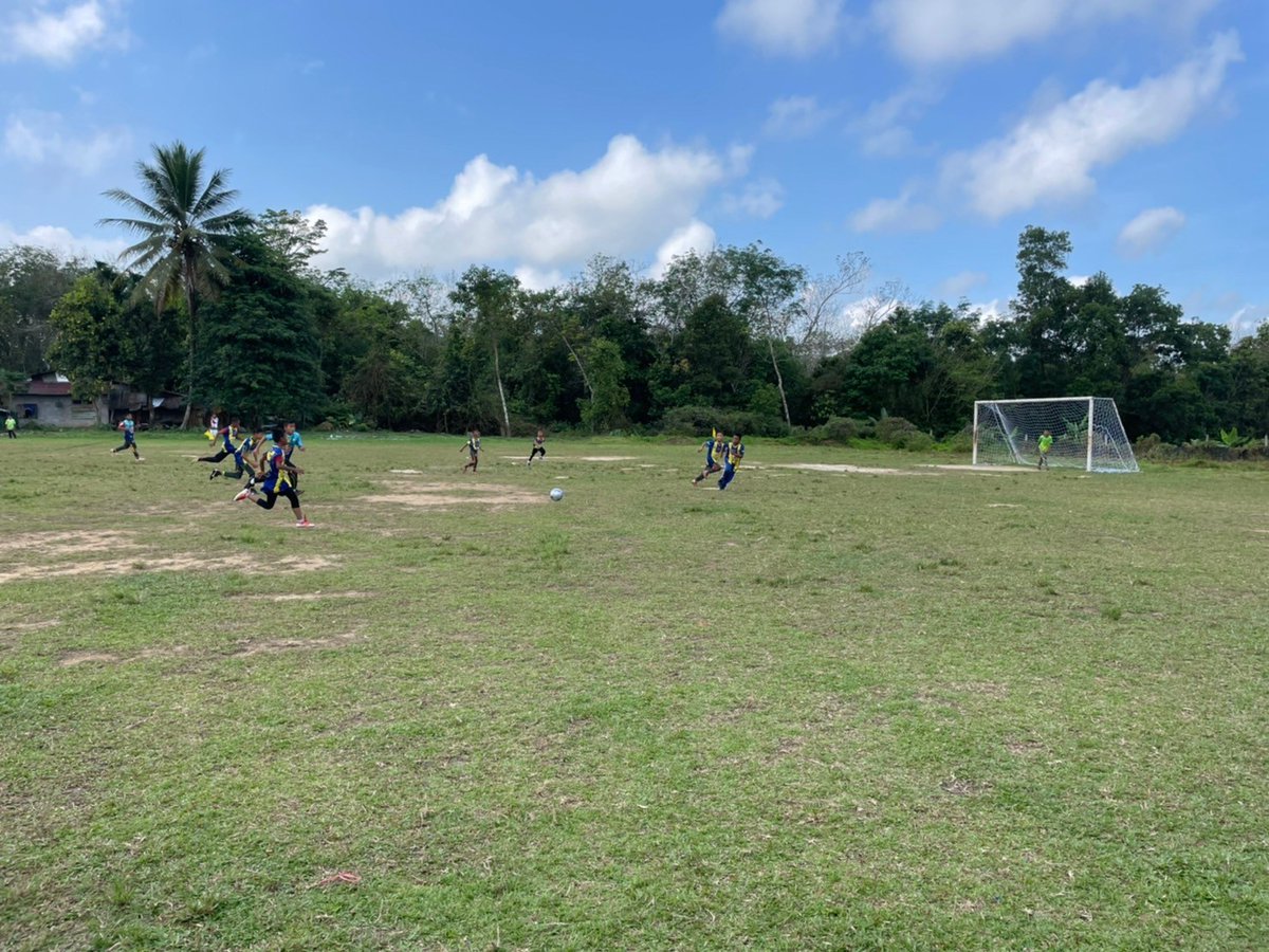 ครูหมวกแดงปันยิ้ม โดย ชุด ทสพ./สทสพ. ร่วมกับ ชุดสันติสุข, ร้อย ทพ.๔๘๐๒ และ อบต.ปะลุรู ร่วมพิธีเปิดกิจกรรมกีฬาสัมพันธ์ พร้อมกับมอบฟุตบอล น้ำดื่มในการร่วมกิจกรรม เพื่อให้ ปชช.ในพื้นที่ได้ออกกำลังกายเพื่อสุขภาพที่แข็งแรงสมบูรณ์ ณ บ.ตาเซะใต้ ม.๒ ต.ปะลุรุ อ.สุไหงปาดี จว.นราธิวาส