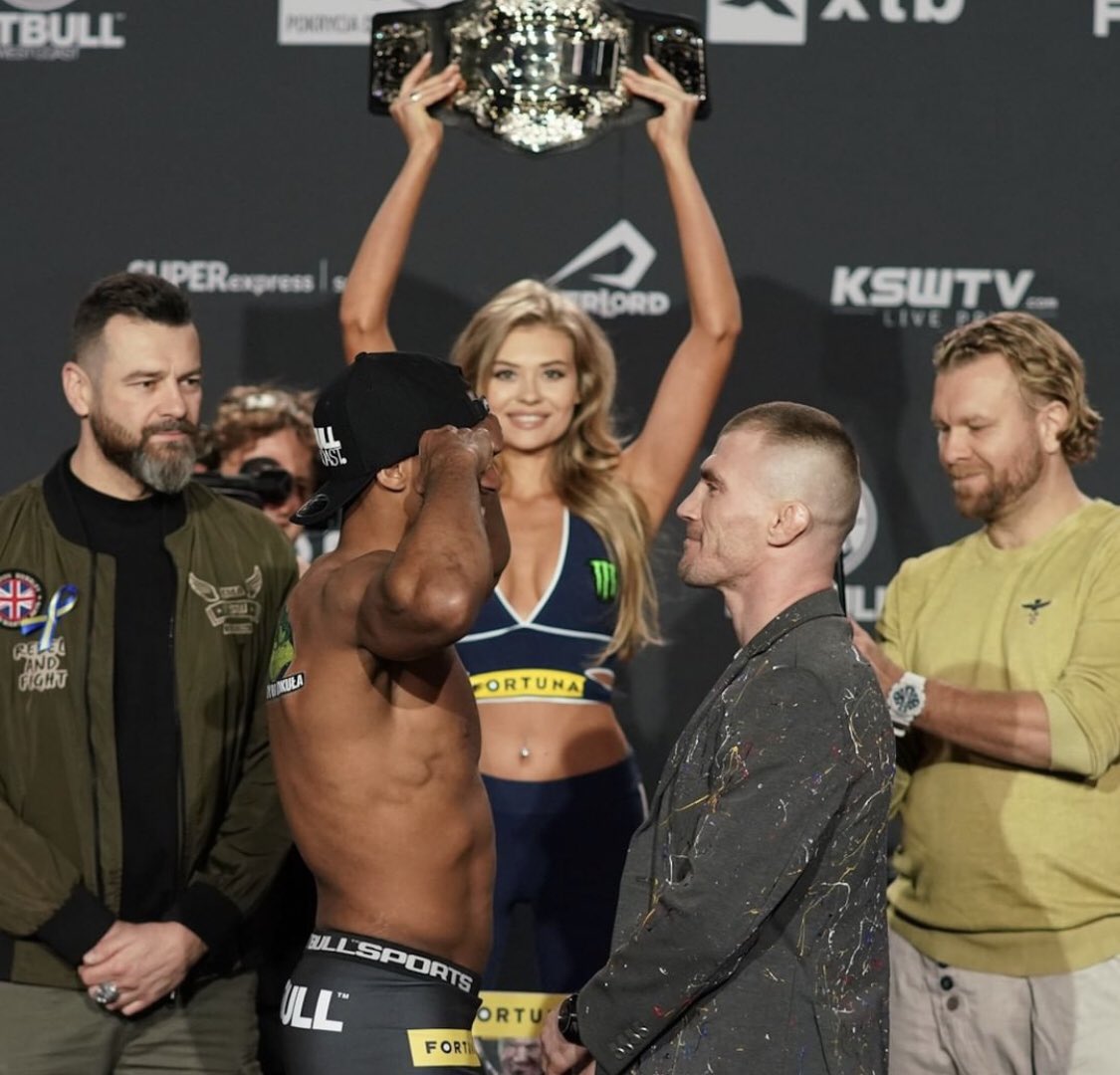 FqMMA's tweet photo. 🚨 #KSW68 :
Ce soir, notre 🇫🇷 @SalahdineP défend son 🏆 Plumes du @KSW_MMA ‼️
👉 Main Event 🆚 #DanielRutkowski
⏰ Event dès 19h
Notre 🇫🇷 #YanKouadja sera en 3ème combat sur la carte.
📺 https://t.co/YVC1BIfA6L
Force á eux 🔥🔥 https://t.co/U6eaFDhgPp