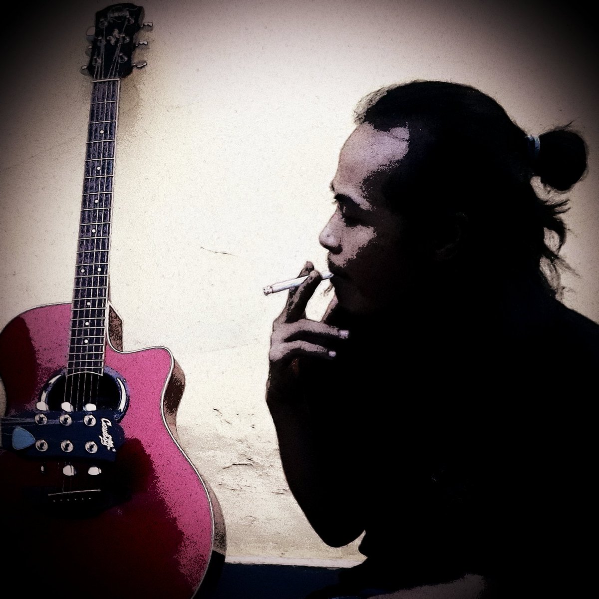 Kita tak lebih dari orang orang asing yg di pertemukan dengan persoalan masing masing
Lalu membising, kemudian kembali ter'asing