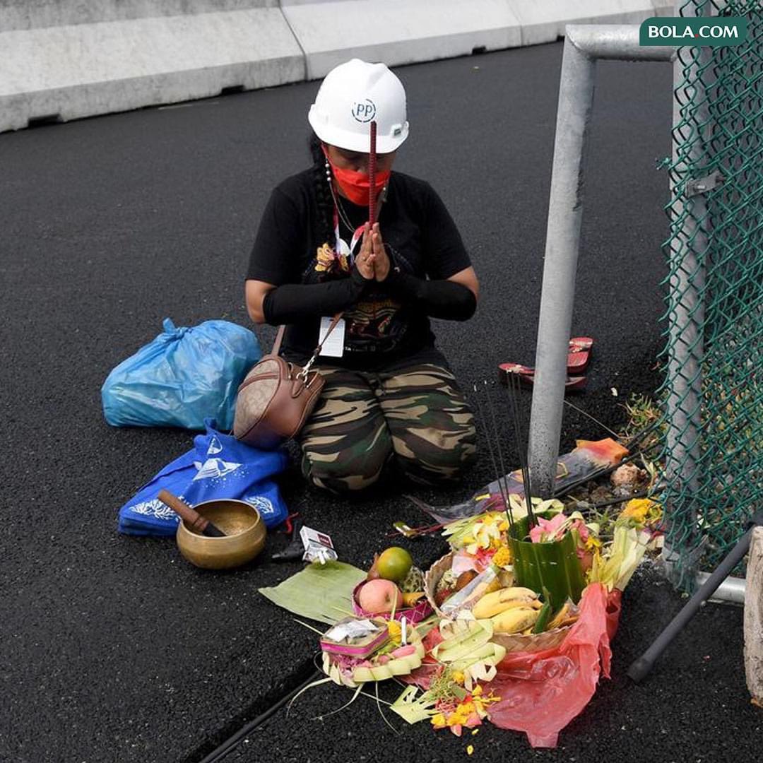 Stakof's tweet photo. Pawang Hujan berstandar BPJS Ketenagakerjaan~ https://t.co/wVNF0c7mnL