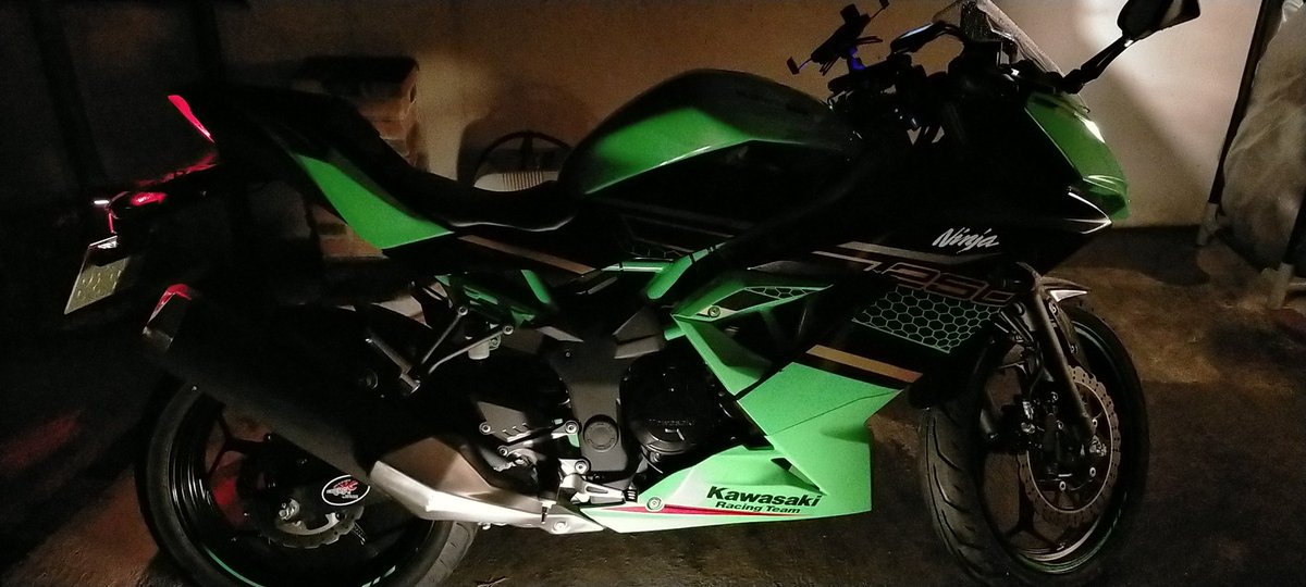 zeruch___'s tweet photo. 納車したけど秒で転けてカウル割れた笑 https://t.co/55RQqnrKgQ