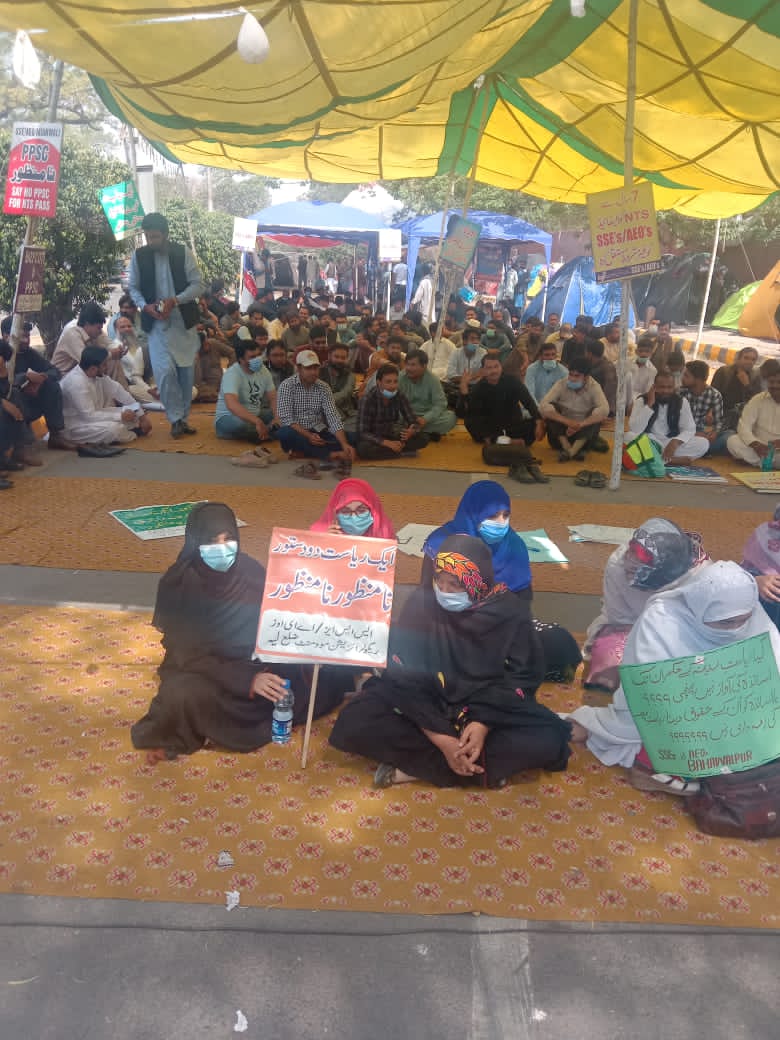rafiakanwal3's tweet photo. We want Regularisation 
We want job security

#حکومت_پنجاب_وعدہ_پورا_کرو
#RegulariseSSEsAEOs
@DrMuradPTI https://t.co/rSgIP9noZM