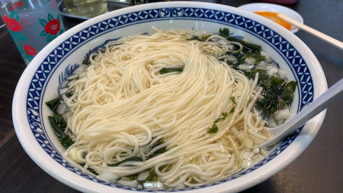 RIZUREI's tweet photo. #花水ラオシャン＠平塚
わかめタンメン
柔らかいのに歯触りもよく実に不思議な乳麺の様に白い極細麺。ベースは豚骨との事だが脂っこく無く極細麺が束になってスープの旨味を口中に広がるさわやかな酸味が後惹くしみじみ美味い優しい味わい。老舗店の技ありラーメンの世界感を広げてくれる独特な一杯。 https://t.co/cJiOILudCw
