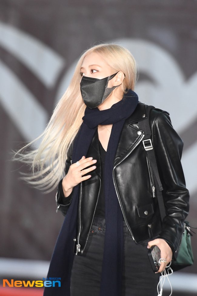 rose_updatesth's tweet photo. เมื่อไหร่โฆษณายาสระผมจะเข้าคะ
ไม่เอายาย้อมผมนะ 😭

©️Newsen, Osen
ROSÉ HELEN OF INCHEON
블랙핑크 로제 #ROSÉ #로제 https://t.co/p69Tj2iKIk