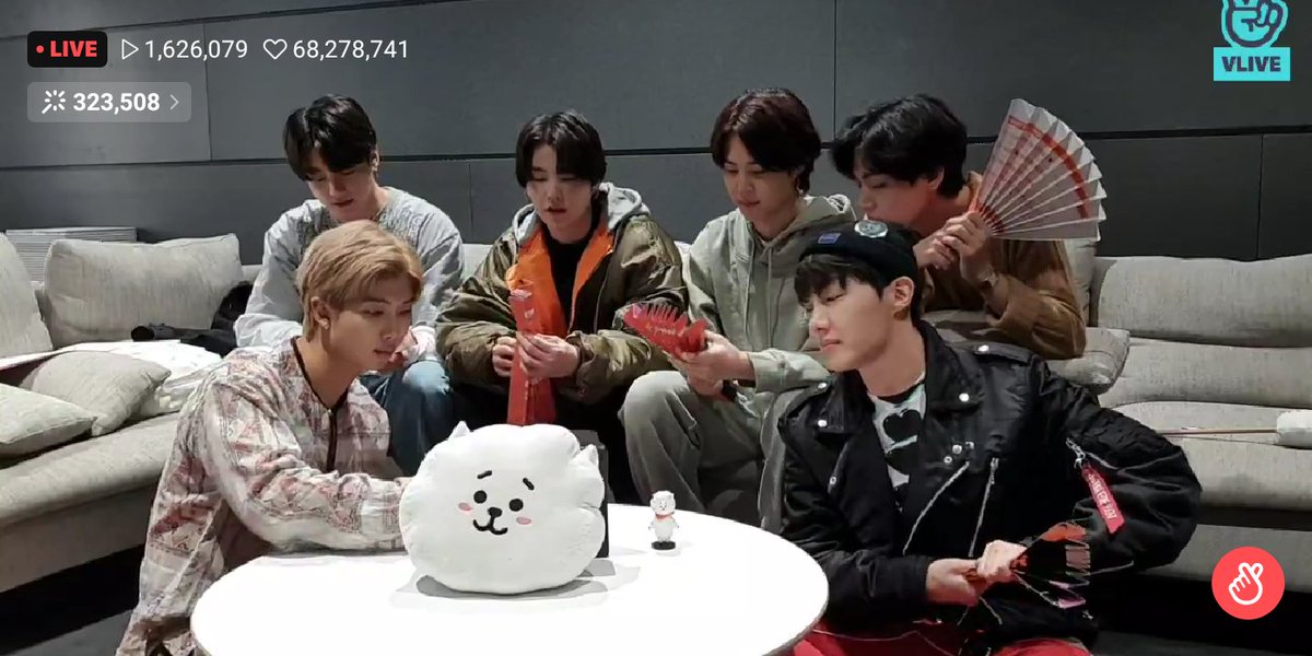 7minyg7's tweet photo. [190322; 0350]
Live짜잔! BTS ft RJ 💜
#Jingetwellsoon #BTS #방탄소년단 #LiveBTS https://t.co/dFboc6OD33