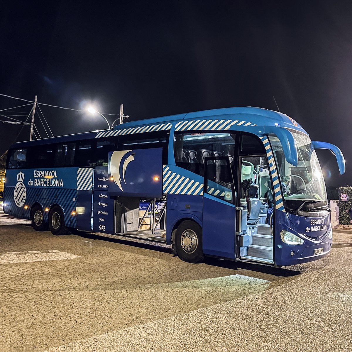 kitmediaoficial's tweet photo. Ésta madrugada ha llegado el autocar del @RCDEspanyol procedente de Radymno, la frontera de #Ukraine con Polonia.

El #RCDE vuelve a demostrar su grandeza una vez mas.

📸 @RCDEspanyol.

#RCDE | #UkraineRussianWar | #PeriodismoQueDaLaCara | #KitRadioSinFronteras | #FemXarxa. https://t.co/X1zaPgDp1K