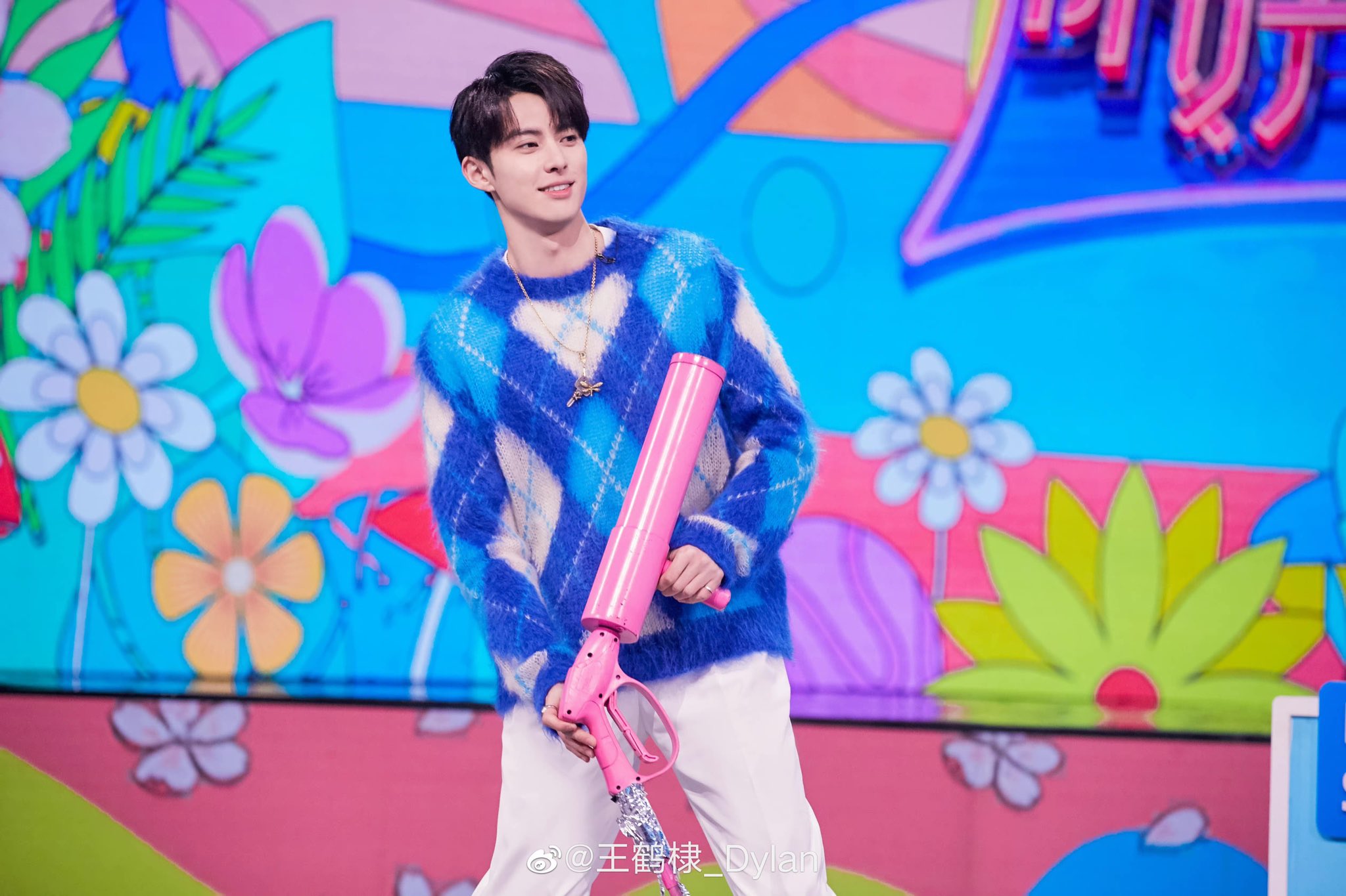 dylan wang archive 📂 on X: [📸] 19.03.2022  Dylan Wang Weibo Update with  stills of hello saturday ✨ — “Raise it up🔫 Everyone who is touched by Zier  will come. Hello