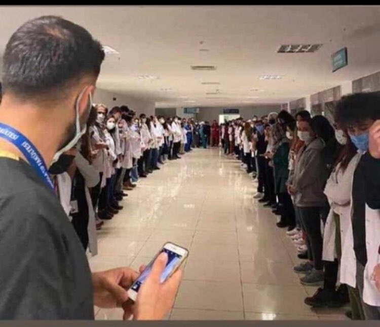 aliosmanonder34's tweet photo. Uzman Çavuş doktoru darp etti diye gündem yaptılar. Sonra adamcağızı hastaneden çıkarken bir araya gelip toplanıp protesto ettiler. Kim olursa olsun bir insana iftira atıp kendinizi kutsal göremezsiniz. Gerçek çıktı ve doktor darp etmiş. Haydi böyle toplanın şimdi #TTBKapatılsın https://t.co/BiGQkMZnnj