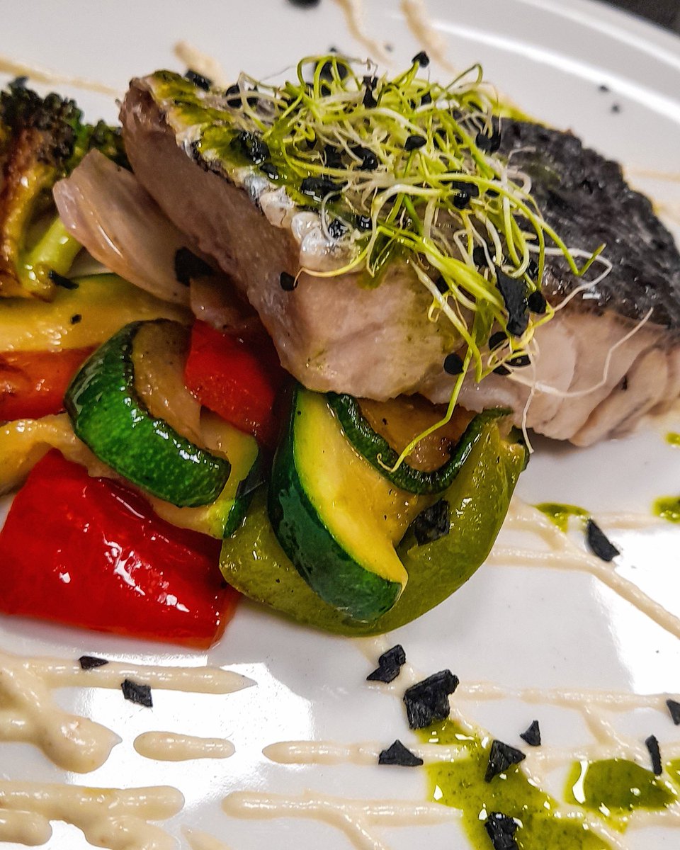 🐟𝑬𝒍 𝒆𝒏𝒂𝒎𝒐𝒓𝒂𝒅𝒐 𝒚 𝒆𝒍 𝒑𝒆𝒛, 𝒇𝒓𝒆𝒔𝒄𝒐𝒔 𝒉𝒂𝒏 𝒅𝒆 𝒔𝒆𝒓. 💦

#alfareria21 #alfarear #livealfareria21 #gastronomia #gastronomy #gastronomiasevilla #experienciagastronomica #foodiessevilla #corvina #fish