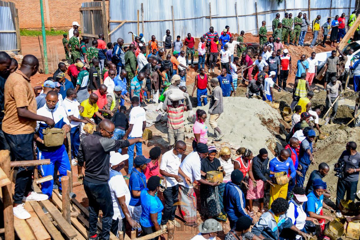 NtareHouse's tweet photo. Pour encourager ses compatriotes à s’impliquer dans le développement local, le Président de la République Evariste #Ndayishimiye s’est joint à la population de sa province natale @Gitega dans les travaux de construction d’un terrain moderne multisports situé au quartier Musinzira https://t.co/vyFMJahISz