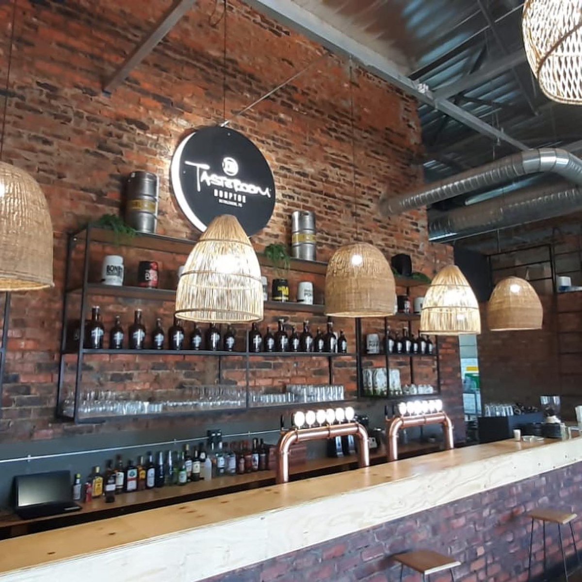 DarlingBrew's tweet photo. HEY #FREESTATE, WE'RE COMING AT YOU!

You’ll now be able to enjoy #DarlingBrew in the heart of #Bethlehem at our brand-new location. Our #DBTasteroomDorptoe in #DihlabengMall is officially OPEN, with ice-cold beer &amp; tasty eats 🍻🍔⚡

Kom bietjie Dorptoe!

#DBTasteroom #DBDorptoe https://t.co/FnuHJKtsIc