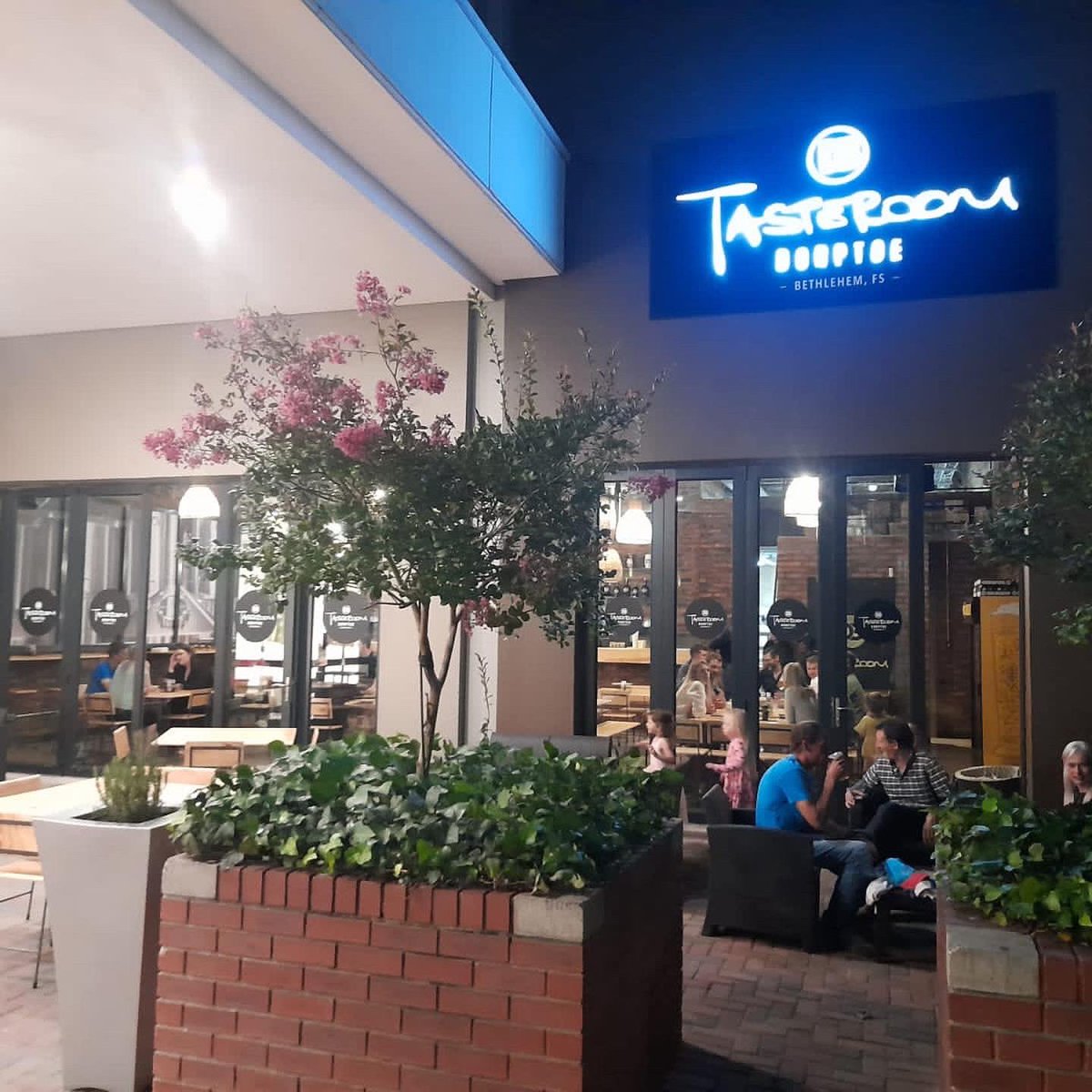 DarlingBrew's tweet photo. HEY #FREESTATE, WE'RE COMING AT YOU!

You’ll now be able to enjoy #DarlingBrew in the heart of #Bethlehem at our brand-new location. Our #DBTasteroomDorptoe in #DihlabengMall is officially OPEN, with ice-cold beer &amp; tasty eats 🍻🍔⚡

Kom bietjie Dorptoe!

#DBTasteroom #DBDorptoe https://t.co/FnuHJKtsIc