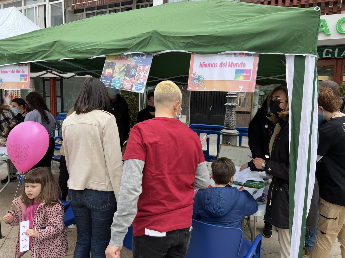 AytoFuenlabrada's tweet photo. Esto se va animando, la concejala de Juventud e Infancia, @MorataPenalver, saluda a entidades y familias que participan en las actividades de #UnMundoDeColor en Plaza de España
¡PÁSATE! https://t.co/R0qlARZgEf