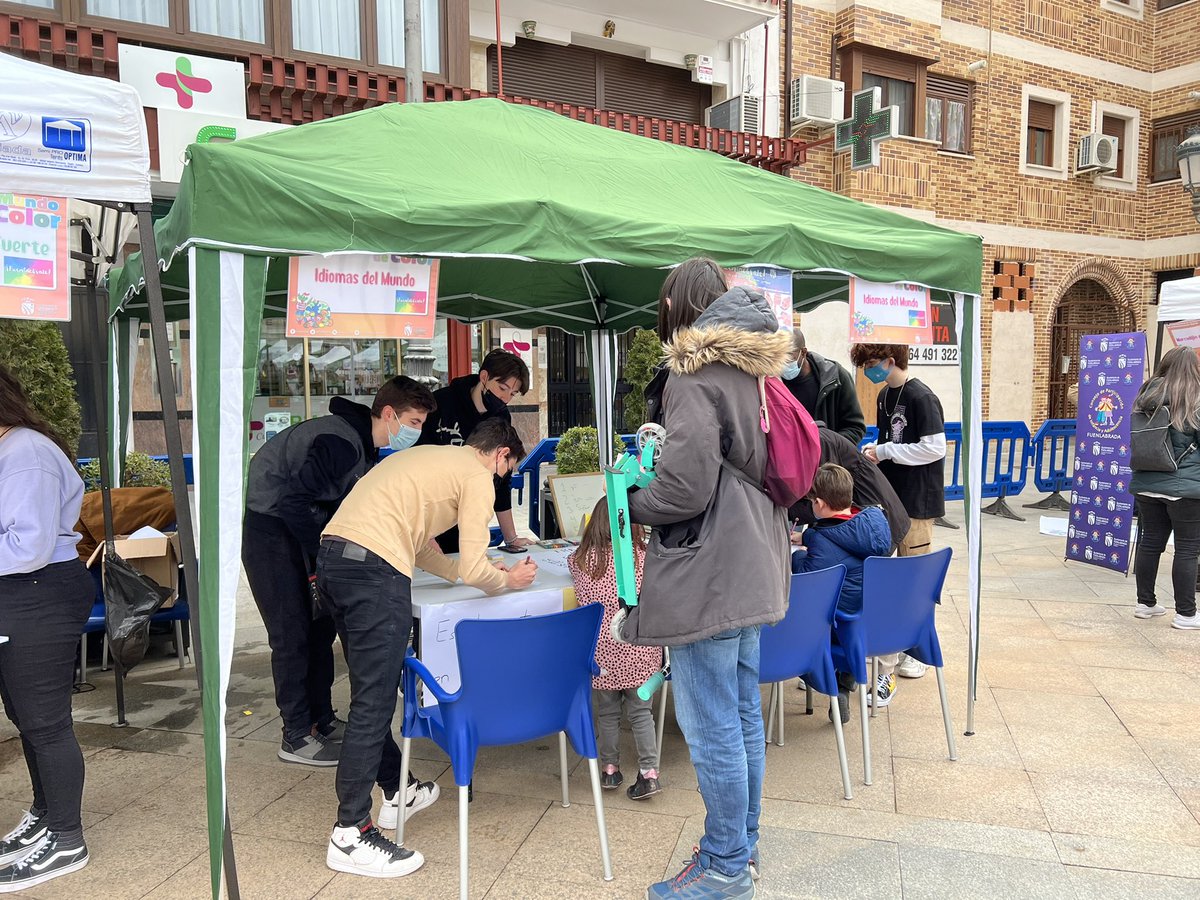 AytoFuenlabrada's tweet photo. Esto se va animando, la concejala de Juventud e Infancia, @MorataPenalver, saluda a entidades y familias que participan en las actividades de #UnMundoDeColor en Plaza de España
¡PÁSATE! https://t.co/R0qlARZgEf