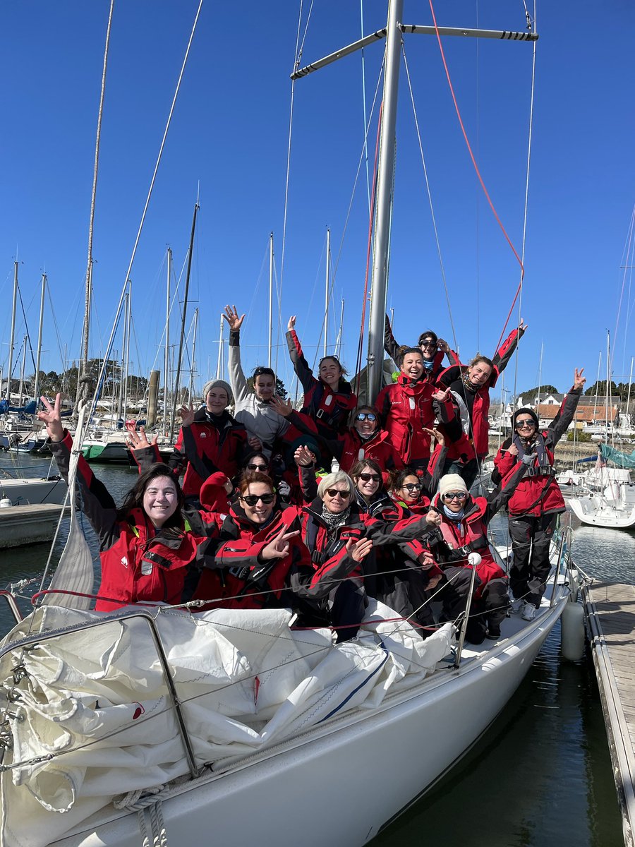 VoileMACSF's tweet photo. [SPI OUEST-FRANCE : ENTRAÎNEMENT] Les 2 équipages du @spiOF de la MACSF et @HorizonMixite s’entraînent depuis hier. Le soleil est au rdv mais le vent souffle fort ! En tout cas, l’envie de naviguer est là ! Bon vent, les filles ! #spiof #teamwinds https://t.co/dpC7X5uxQa