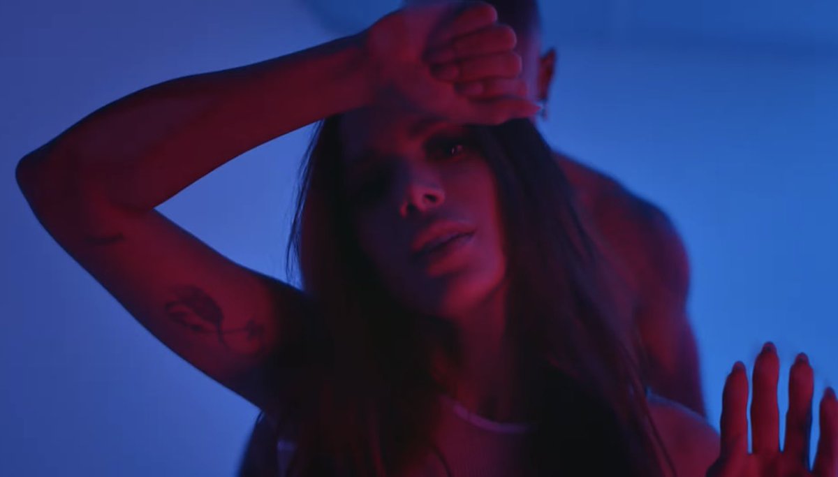 PopCrave's tweet photo. “Envolver” by @Anitta enters the top 10 on global Spotify at #9, with over 2.583 million streams.

She becomes the first Brazilian artist to reach the top 10 on the chart. https://t.co/1IIZf9AiyU