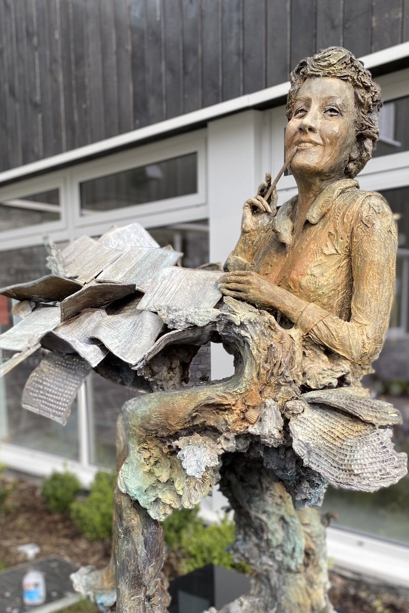 PSSAtweets's tweet photo. GO WALES!👀💪 A NEW statue to honour the pioneering writer evolutionary theorist and trailblazing feminist Elaine MORGAN by @emmarodgersart has been unveiled in Mountain Ash, South Wales WE look forward to RECORDING it in OUR 'Statues of Women Database' READ about @women_welsh 👈 https://t.co/9YeoW3OvPq
