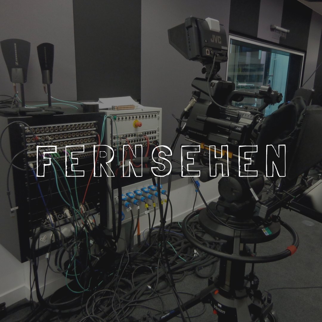 BenEscher's tweet photo. Meine Protagonistin hat einen der stressigsten Jobs, den man sich vorstellen kann - sie ist Fernsehsprecherin. Jahrelang geht es ihr leicht von der Hand, doch dann verändert sich mit einem Mal alles ... https://t.co/Pf0BYa5Td8