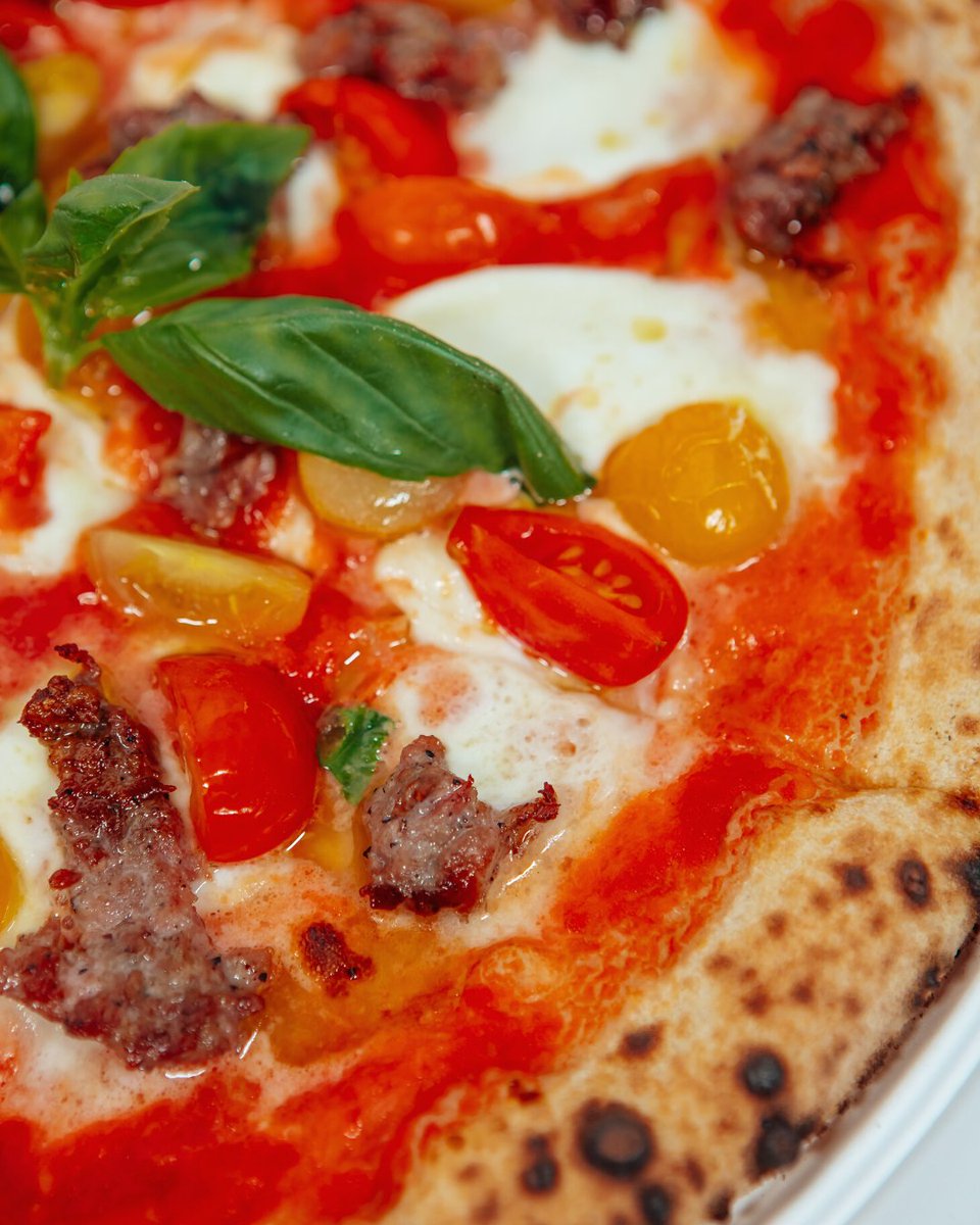 HelbizKitchen's tweet photo. Tomato sauce
Buffalo mozzarella cheese
Grilled sausage
Fresh red and yellow cherry tomatoes
Basil
#HelbizKitchen #CustomPizza #Pizza https://t.co/3rvgC9IEii