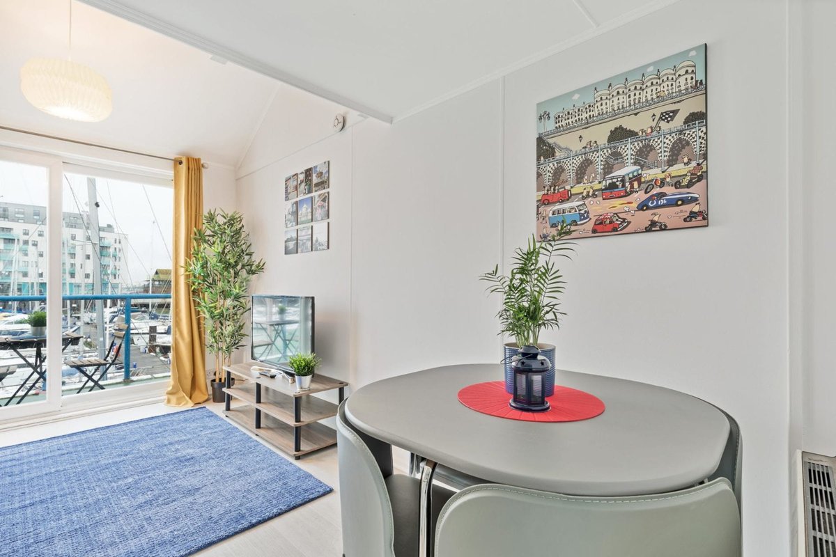 Located on a jetty in the heart of Brighton Marina, On the Water is a newly refurbished and spacious studio which sleeps up to 4 guests, with restaurants, bars, cinema, Casino, boat rides &amp; more just a short walk away ow.ly/XPrR50Ikwc6 #midweekbreaks #brighton #onthewater
